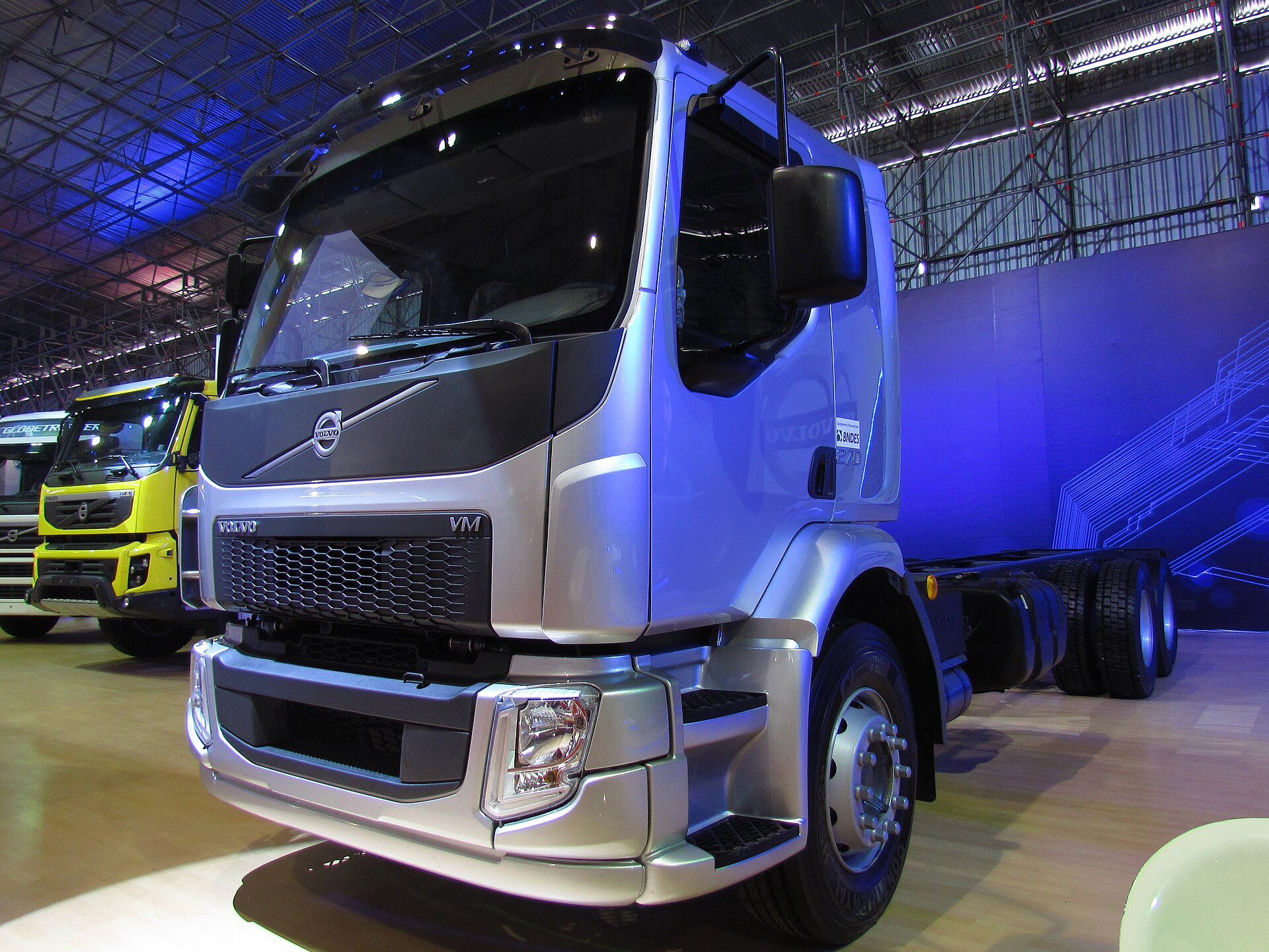 Volvo VM 360 6x2 Baú 2023